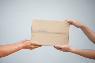 Kurye müşteriye paketler veriyor, paket alınıyor