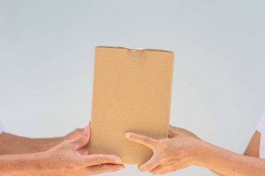 Kurye müşteriye paketler veriyor, paket alınıyor