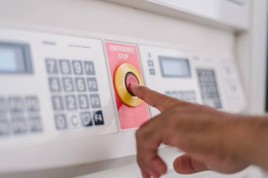 Acil durdurma düğmesine basan kişi