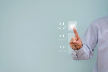 Müşteri hizmetleri memnuniyeti kavramı. Müşteri hizmet değerlendirmesi için sanal ekrana dokunuyor.