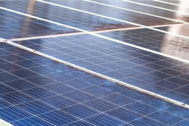 Çiftlik enerji santrali eko teknolojisindeki güneş enerjisi panellerine yakın çekim. Güneş pili panelleri çok fazla kirliliğe neden olmak için kullanıldı..