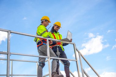 Rüzgar türbini mühendisleri rüzgar türbini çiftliğinde çalışıyor, sürdürülebilir enerji endüstrisi kavramı, iklim değişikliği için yenilenebilir enerji çözümü