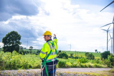 Rüzgar türbini mühendisi rüzgar türbini çiftliğinde çalışıyor, sürdürülebilir enerji endüstrisi konsepti, çevre ve çevre bakımı
