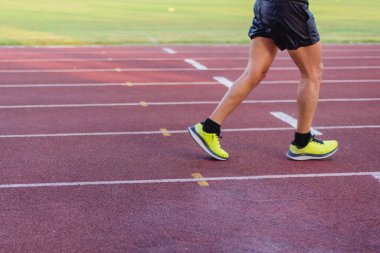 Atletin ayakları raylarda koşuyor