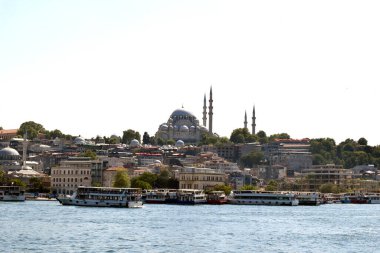 Gemiler ve tekneler denizde yüzüyor, güzel Türk kenti İstanbul