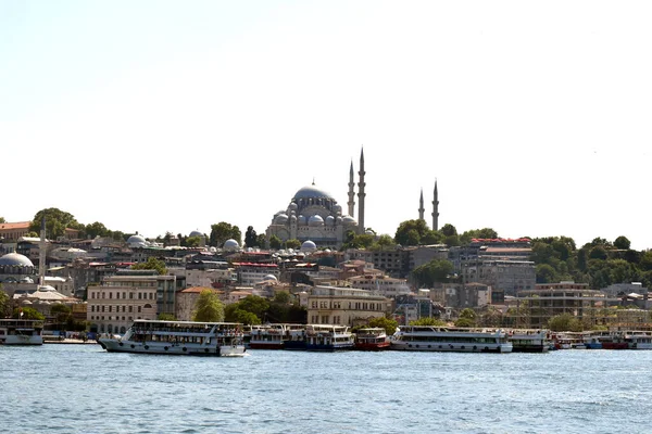 Schiffe Und Boote Treiben Meer Der Schönen Türkischen Stadt Istanbul — Stockfoto