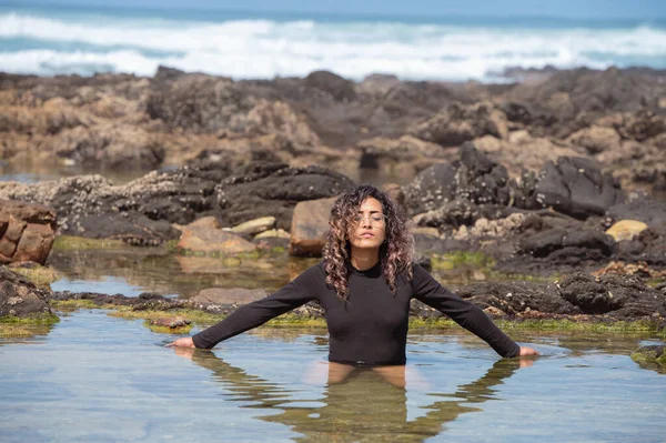 Frau Beim Entspannen Wasser Strand Gesehen — Stockfoto