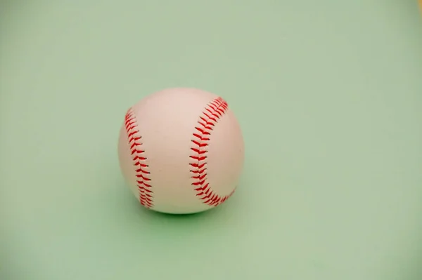 Béisbol Tiro Desde Bajo Ángulo Contra Fondo Colorido —  Fotos de Stock