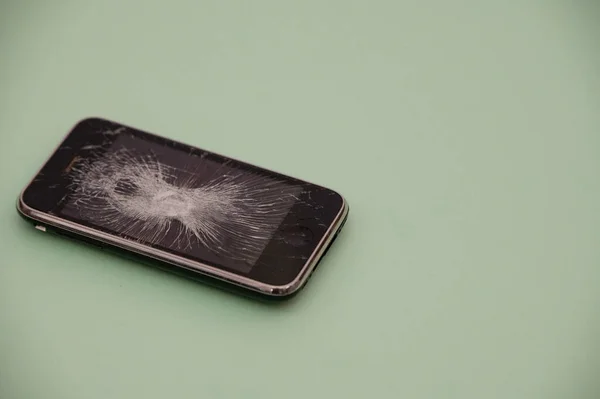 Мобильный Телефон Треснувшим Экраном — стоковое фото
