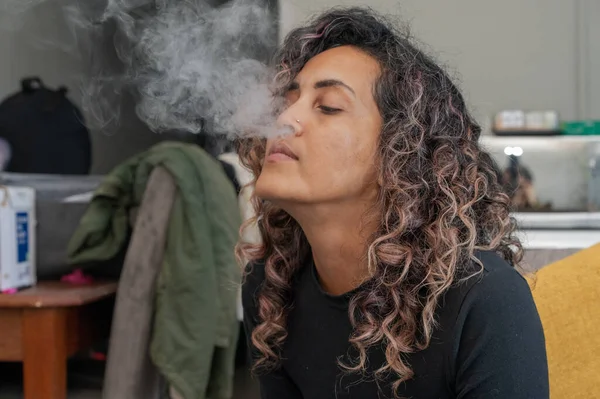 Nahaufnahme Einer Frau Die Rauch Auspustet — Stockfoto