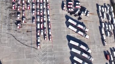 Toplu taşıma aracı asfalt çekimde tam üstten görüldü