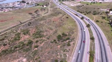 Kuş bakışı seyahat eden araçların görüntüsü 