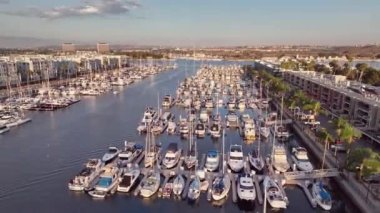 Marina Del Rey, Kaliforniya Eylül 2022 Yelkenlilerin üzerinde uçan İHA kenetlendi.