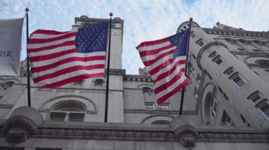 Washington DC, ABD Eylül Eski Waldorf Astoria Oteli 'nde görülen bayrakların alçak açılı görüntüsü