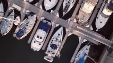 Yüksek açıyla çekilen teknelerin havadan görüntüsü 