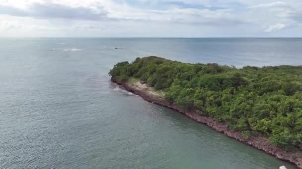プエルトリコの海岸線を飛ぶドローン — ストック動画