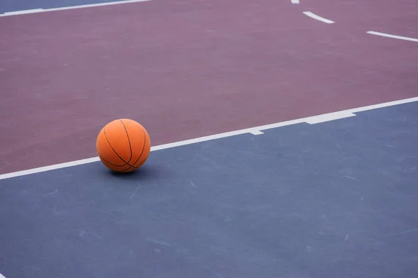 Gros Plan Basket Ball Posé Sur Terrain — Photo