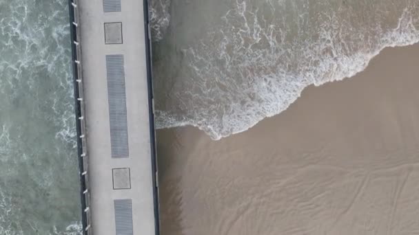 Yüksek Açılı Iskeleden Havadan Çekilen Görüntü — Stok video