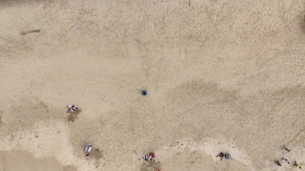 在海滩上看到的人的高角视图 — 图库视频影像