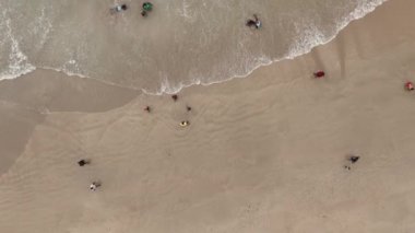 Sahildeki insanların hava görüntüsü yavaş çekimde çekildi.