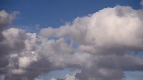 Δραματικά Σύννεφα Στον Ουρανό — Αρχείο Βίντεο