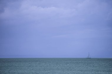 Suda görülen yelkenli. Kopya alanı geniş.