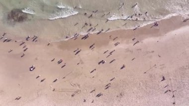Sahilde doğrudan yukarıdan ateş eden insanlar görüldü.