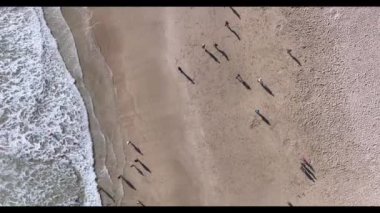 Birds Eye plajda görülen insanları görüyor.