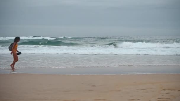 Woman Walking Coast Waves Seen Crashing — Stock video