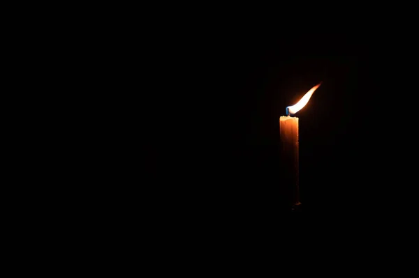 Полум Свічки Видно Темній Кімнаті — стокове фото