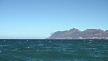 Simons kasabası uzaktayken dalgalı denizler