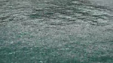 Dalga dalgalarının yüksek açılı görünümü