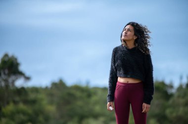 Doğadayken elinde tüple duran bir kadın.