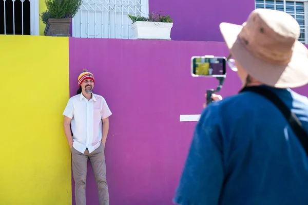 Mann Sieht Videodreh Gegen Bunte Wand — Stockfoto