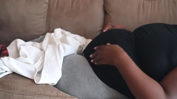 Schwangere Frau Beim Reiben Ihres Bauches Gesehen — Stockvideo