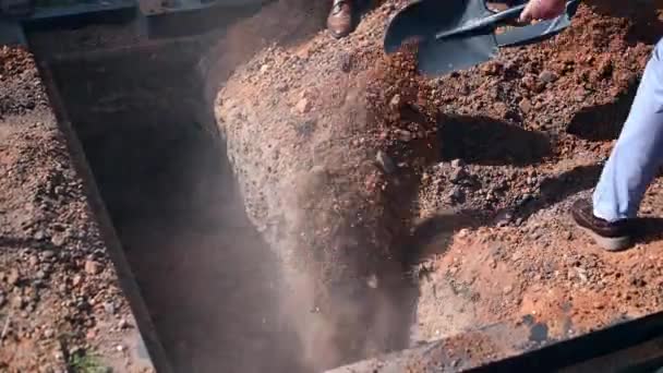 무덤에 모래를 채우는 사람들 — 비디오