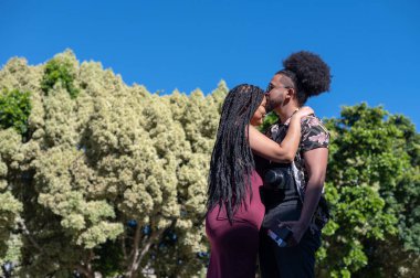 Birbirini seven çiftlerin düşük açılı görüntüsü