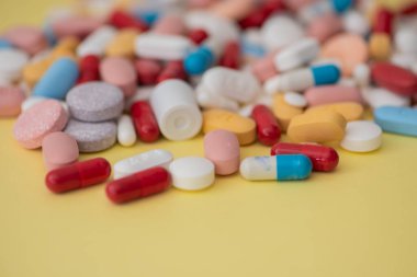 Çeşitli kapsüllerin yakın çekim görüntüsü