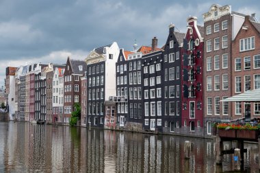 Amsterdam, Hollanda Temmuz 2023 Amsterdam 'da kanal boyunca görülen tarihi evler