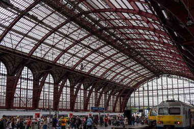 Antwerp, Belçika Temmuz 2023 Antwerp Merkez İstasyonu 'nda bir grup insan görüldü.