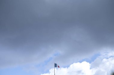 Fransa bayrağıyla kapkara gökyüzü