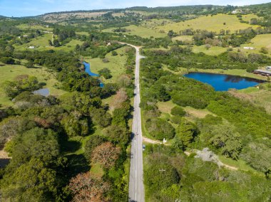 Yemyeşil kırsal manzaranın yüksek açılı görüntüsü