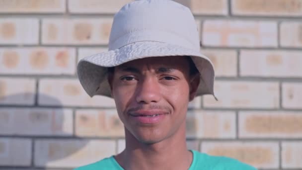 Jeune Homme Tourné Près Avec Des Appareils Dentaires Dans Bouche — Video