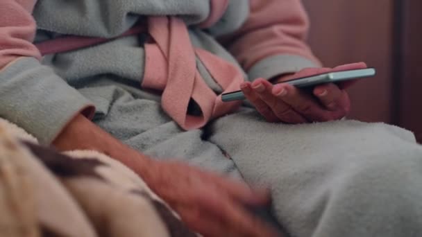 Крупный План Пожилого Человека Помощью Мобильного Телефона — стоковое видео