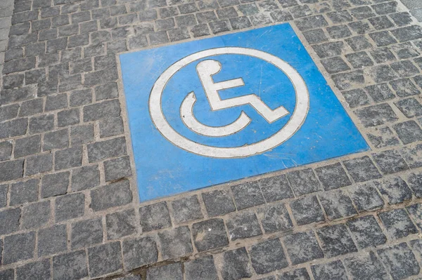 Segnaletica Disabili Vista Strada — Foto Stock