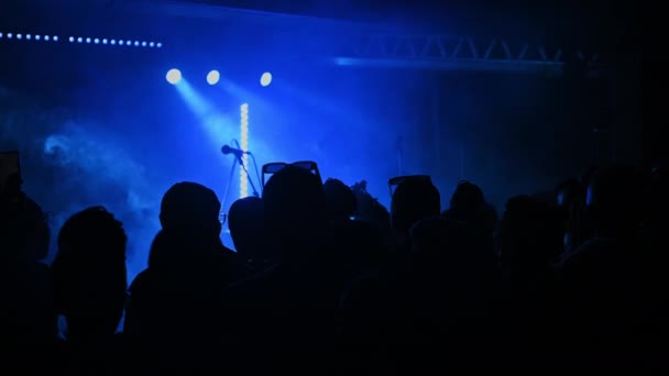 Σκιές Των Ανθρώπων Στη Μουσική Εκδήλωση Μπλε Φως — Αρχείο Βίντεο