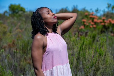 Doğada meditasyon yaparken görülen kadın