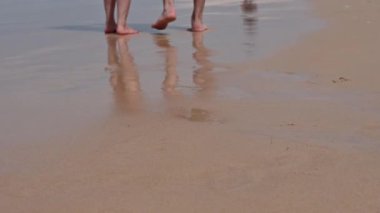 Sahilde yürüyen çift ayakları