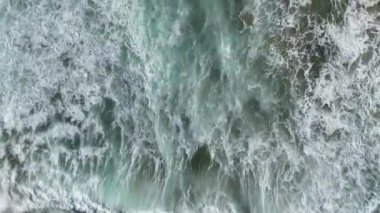 İHA 'dan çekilen dalgaların yüksek açılı görüntüsü