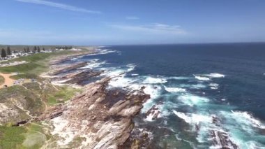 Kuş bakışı kıyı şeridi manzarası 